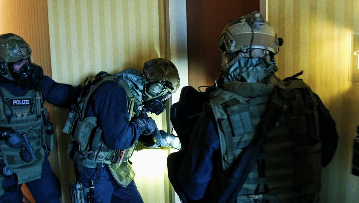tacticalporn's tweet image. 🇩🇪GSG9 during a CBRN training exercise. Note the L3 NGAL in the fourth pic. 

#BPOL #GSG9 #TacticalUnit #CBRN