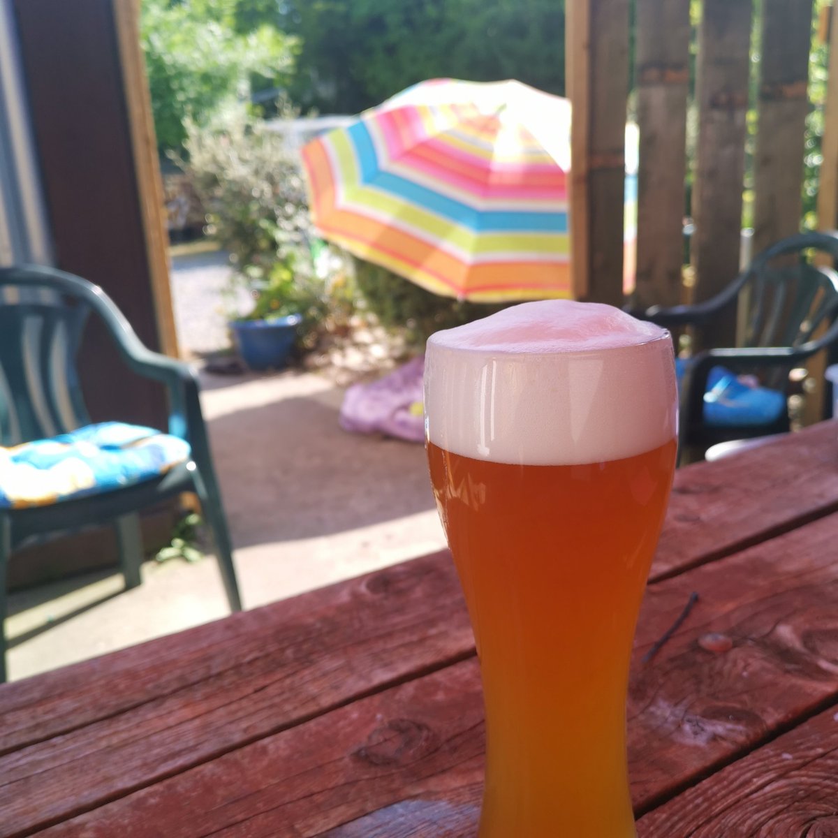 Summer beer....wah???. who said crisp cold lager? Fresh bavarian classic weiss with foam as thick as cream and a spritzy citrusy finish following a  mouthful or bavarian wheat and barley malt and full classic weiss yeast charactor. Thats a step ahead of summer lager for me!