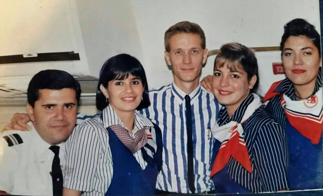 sgaspotting1's tweet photo. Hoy rendimos homenaje a estas personas valientes! Feliz día del tripulante de cabina!.
¡Recordando a la gloriosa y añorada Líneas Aéreas Paraguayas!. 🇵🇾 Soñamos el día en que volvamos a tener una compañía aérea bandera.
Créditos: extripulap.
#cabincrew #crewlife #aviation #crew https://t.co/2P5INrhDNq