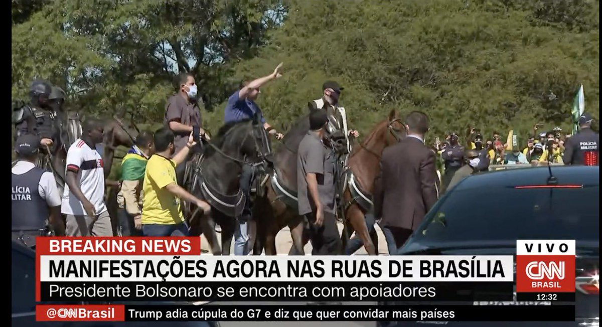 sensacionalista's tweet photo. A piada pronta do dia é essa: Bolsonaro tocando o gado montado num cavalo. https://t.co/AEjRXOGgtH