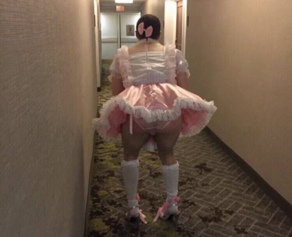 SxyScarlettxxxx's tweet photo. Look at this lil sissy. Let's make him go viral 😈 Pay up you lil Bitch. Stop making me wait https://t.co/l7mY5LF2Wh
