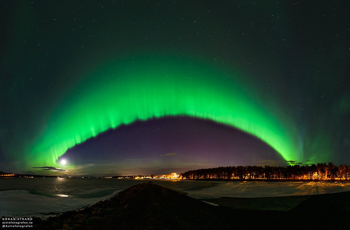 chselles's tweet photo. Aurora boreal sobre Suecia. Se fusionaron seis campos fotográficos para crear la imagen completa que abarca casi 180 grados https://t.co/N23tbN9mnZ