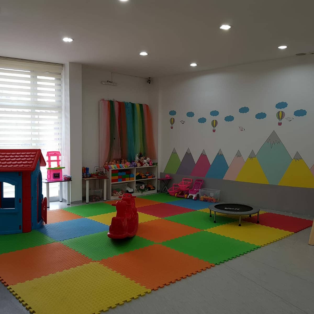 Düşük sınıf mevcudu ve sosyal mesafe göz önünde bulundurularak düzenlenen kullanım alanlarıyla kreşlerimiz de hazır. Çocuklarımıza kavuşacağımız anı bekliyoruz.

#ÇünküBurasıKeçiören 😊