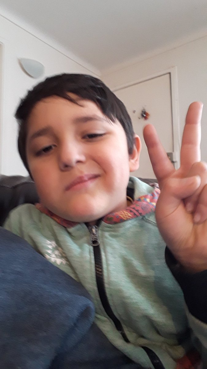 vichorac's tweet photo. Gabriel en cuarentena y se divierte en casa. saludos a todos #MesaCentral https://t.co/fM1jBne4G9