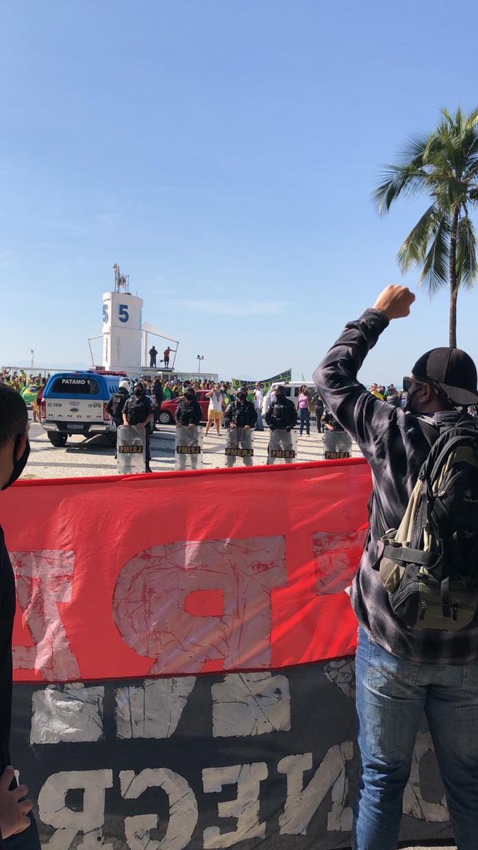 girlpowercrf's tweet photo. Torcedores do Flamengo protestando hoje (31/05) nas ruas do Rio de Janeiro. #FascistasNaoPassarao ✊🏾 https://t.co/fcjFOSYurT