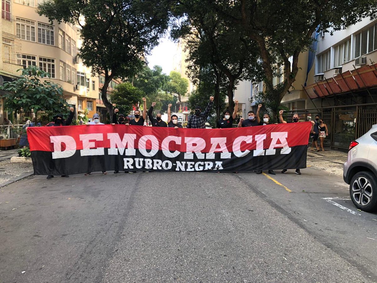 girlpowercrf's tweet photo. Torcedores do Flamengo protestando hoje (31/05) nas ruas do Rio de Janeiro. #FascistasNaoPassarao ✊🏾 https://t.co/fcjFOSYurT