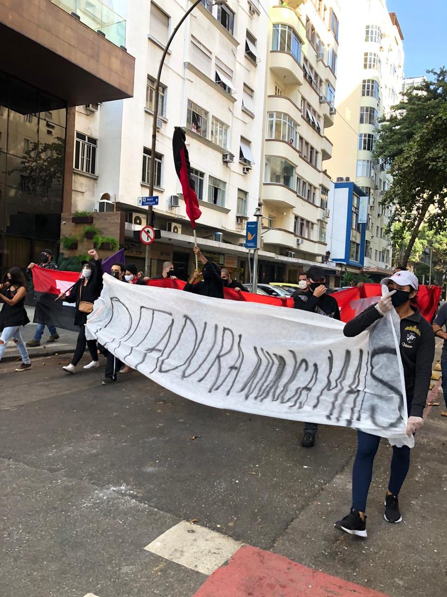 girlpowercrf's tweet photo. Torcedores do Flamengo protestando hoje (31/05) nas ruas do Rio de Janeiro. #FascistasNaoPassarao ✊🏾 https://t.co/fcjFOSYurT
