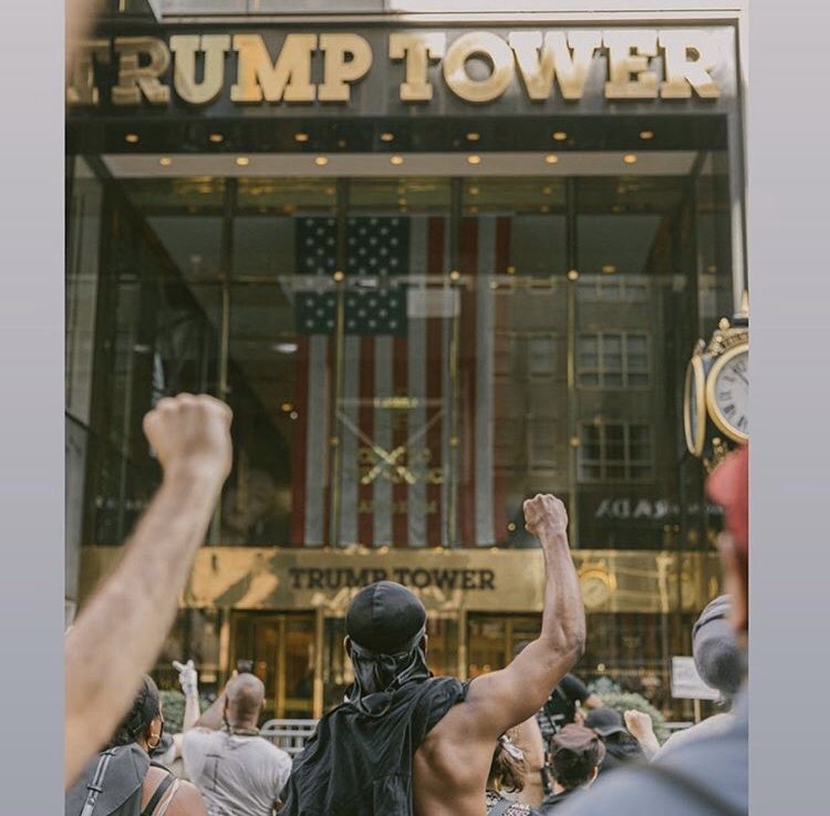 authorchartuc's tweet photo. The #protests2020 has made it to #TrumpTower #GeorgeFloydProtests #BLACK_LIVES_MATTERS #justiceforgoergefloyd #AhmadArbery #BreonnaTaylor 🗣👊🏾🙏🏾💙💗 https://t.co/NzhEO2C38w