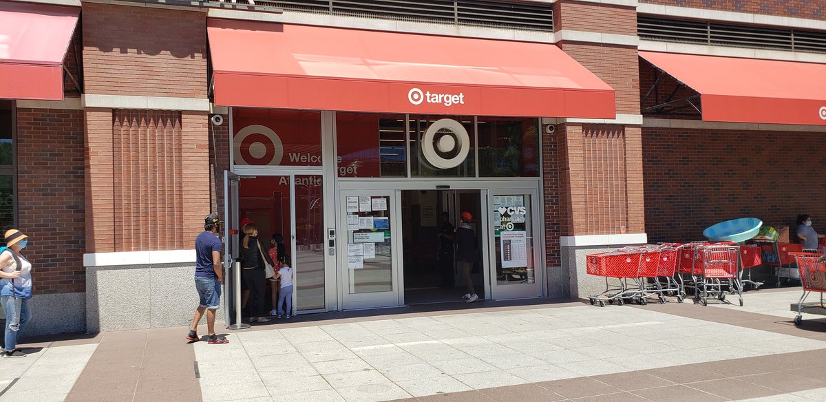 This is the Target that was ALMOST looted last night. Supposedly instigated by undercover cops. It seems safe and operating normally and customers are shopping peacefully