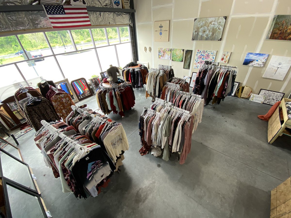 NkyOutlet's tweet image. $5 bargain bin items and brand new clothing till 4pm today!!!