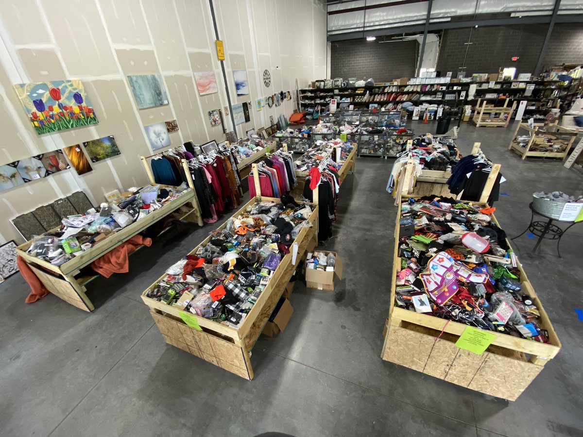 NkyOutlet's tweet image. $5 bargain bin items and brand new clothing till 4pm today!!!
