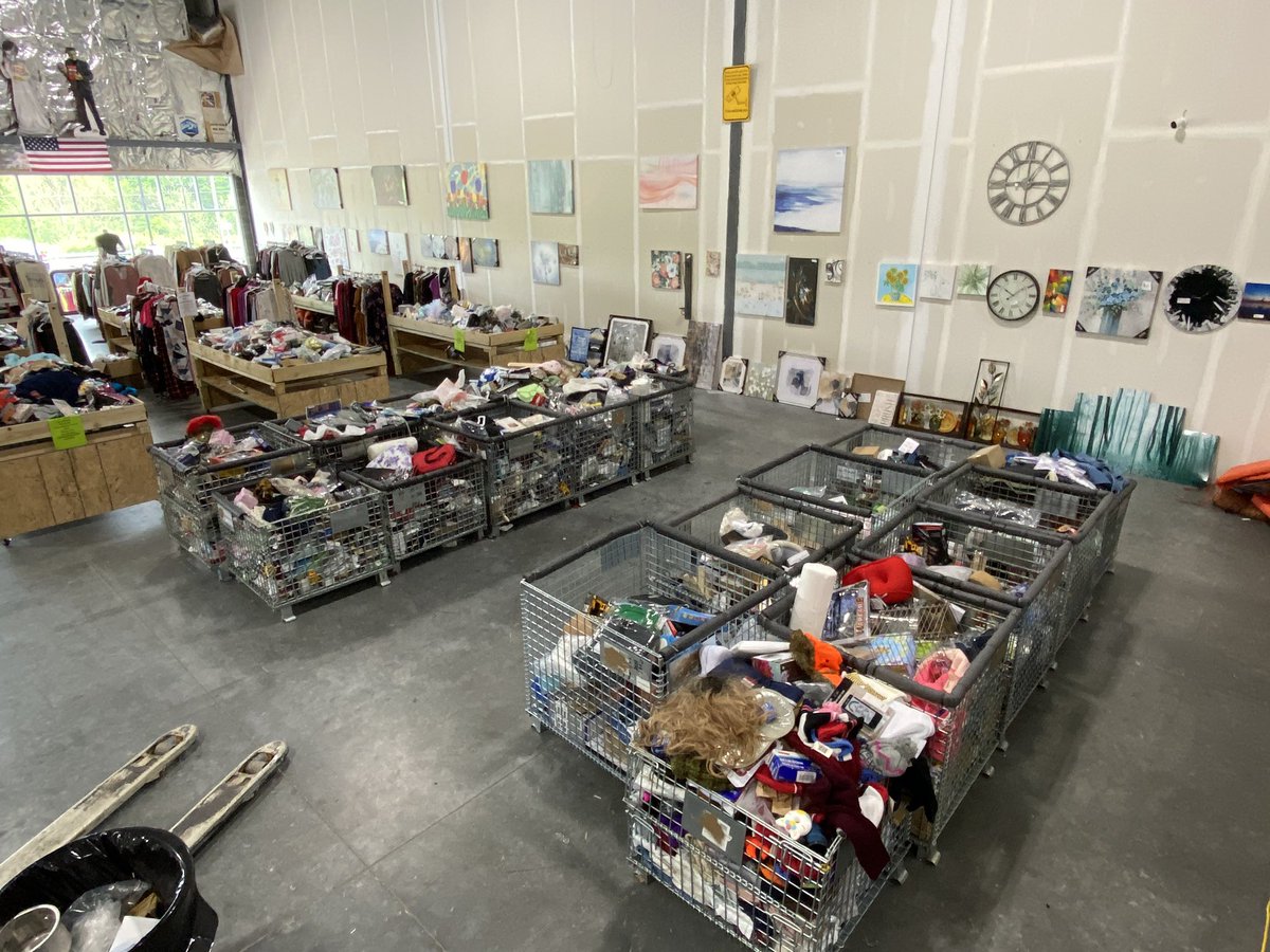 NkyOutlet's tweet image. $5 bargain bin items and brand new clothing till 4pm today!!!