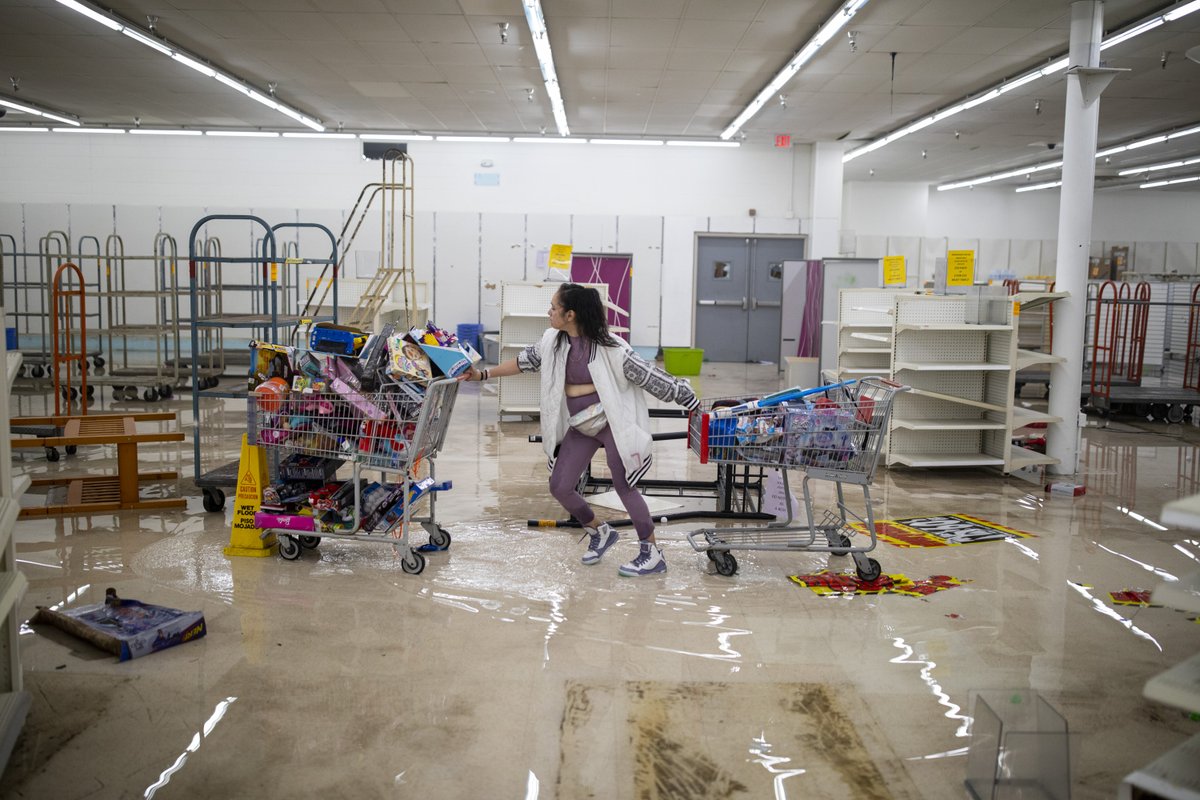 i_p_a_1's tweet photo. I could not just say home &amp; not fly out as soon as I had a day off to ground zero of the protest &amp; document this important story &amp; the social issues behind it. Here are a few photos I made from my first day in #Minneapolis. #SocialIssues #photojournalism #documentaryphotography https://t.co/HuLaxwIEu3