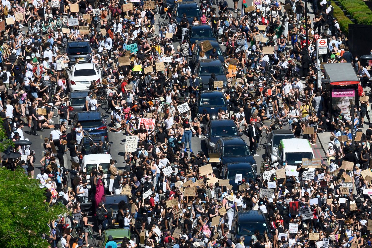 Near the US Embassy in London, demonstrators block a road on Sunday in protest over the death of George Floyd. 

📷  Justin Tallis / AFP - Getty