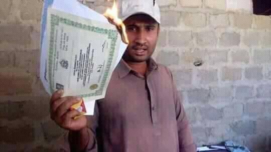 rizzii_here's tweet photo. This Sindhi boy completed his graduation &amp; waited 8 years for the job but he didn't get the job after that he burnt his degree &amp; committed suicide because his parents were so poor they had nothing to eat. 💔

#SindhRejectsBogusDomiciles https://t.co/EsjA3Actjd