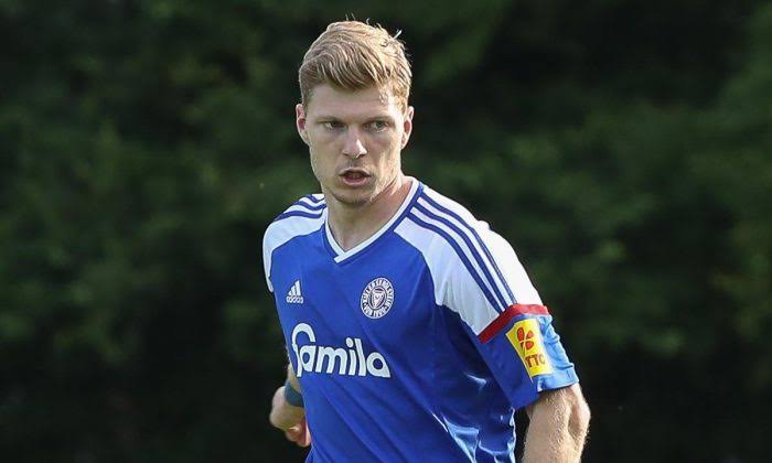FutbolAlemi2's tweet photo. 🇩🇪 Almanya 2. Bundesliga'da mücadele eden Holstein Kiel forması giyen Alman futbolcu Alexander Bieler,eşinin soyadını alarak adını Alexander Mühling olarak değiştirdi. https://t.co/pI0zLa7oro