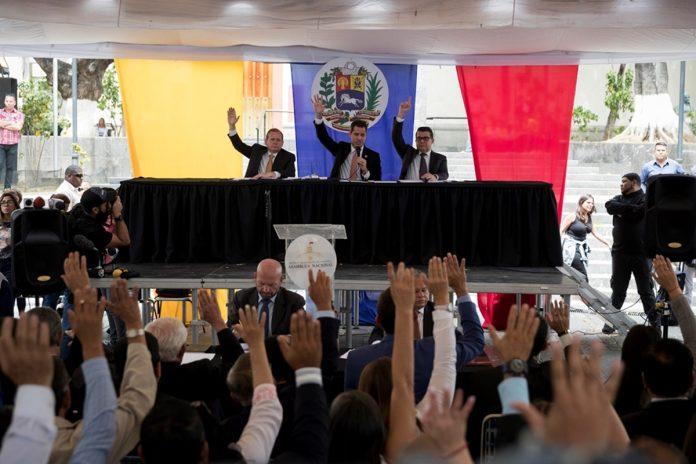 ElNacionalWeb's tweet photo. [EN VIDEO] AN aprobó acuerdo en rechazo al aumento de la gasolina https://t.co/SgNHVAJIVw  https://t.co/uV3vQvpWUr