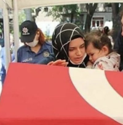 _kuloglu's tweet image. Şu kız çocuğunun yanaklarındaki gözyaşları kurumadan

Sizin,
Polis yerine sizi destekleyen medyanın,
Polis yerine sizi savunanların
Polis vurulurken sesi çıkmayan sözde insancılların,
Polis yalnız kalırken yanında olmayan ünlü bozuntularının
Soyu kurusun.

#PolisiminYanındayım