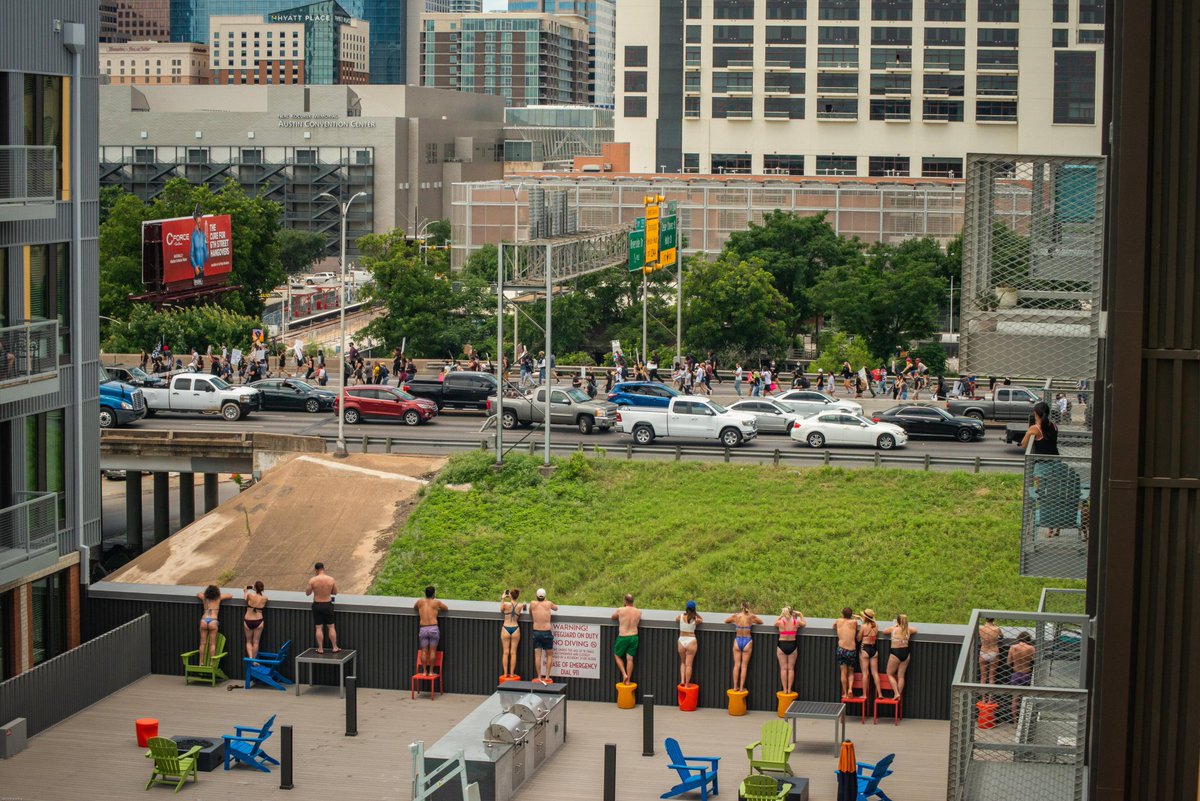 Can't decide which photo from the #AustinProtests is more "peak Austin:"
The privileged watching the protest from behind the protection of their pool's wall or the guy that protested with his pet chicken