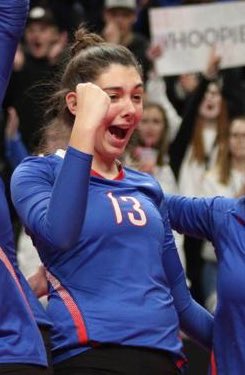 WMRoyalsVB's tweet photo. When Lynch was on the court her enthusiasm for her teams success was more than anyone could ask for!Good luck pre-med next year in Rochester-might want to consider orthopedic, sports med, or concussion specialist since you are so experienced ❤️👑💙🏐#neversettle #alwaysbounceback https://t.co/hgUPDgaD5b