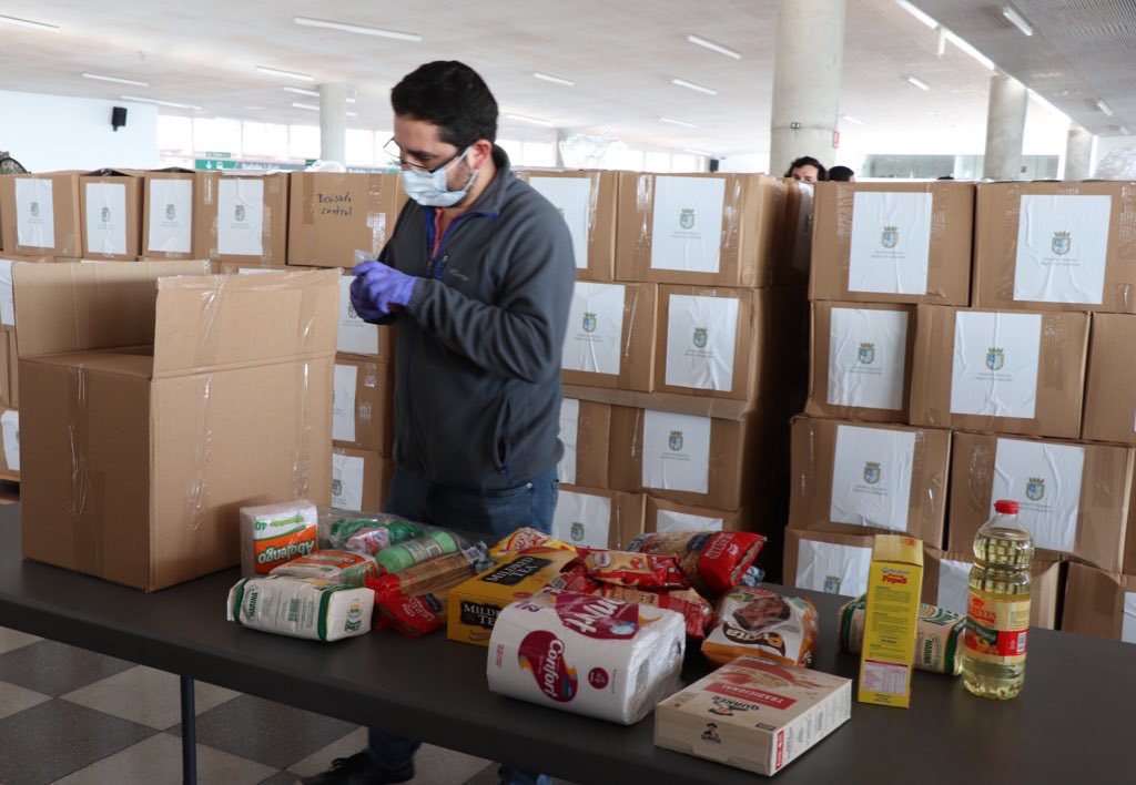 voceriavalpo's tweet photo. 💪🏽📦Continuamos con la recepción y chequeo de las cajas de complementos alimenticios en el centro logístico regional. Agradecemos a l@s voluntari@s por este gran compromiso. #CuidémonosEntreTodos  #AlimentosParaChile https://t.co/iRjhLKKRkq