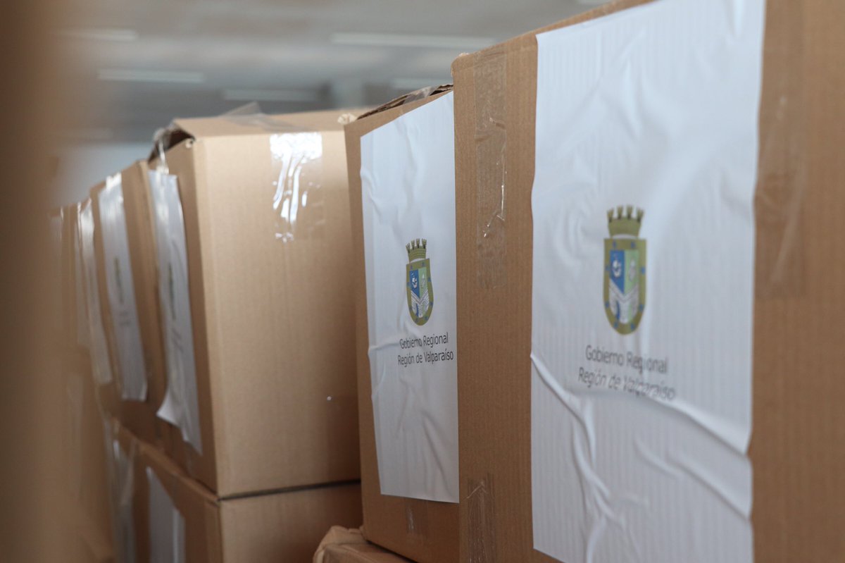 voceriavalpo's tweet photo. 💪🏽📦Continuamos con la recepción y chequeo de las cajas de complementos alimenticios en el centro logístico regional. Agradecemos a l@s voluntari@s por este gran compromiso. #CuidémonosEntreTodos  #AlimentosParaChile https://t.co/iRjhLKKRkq