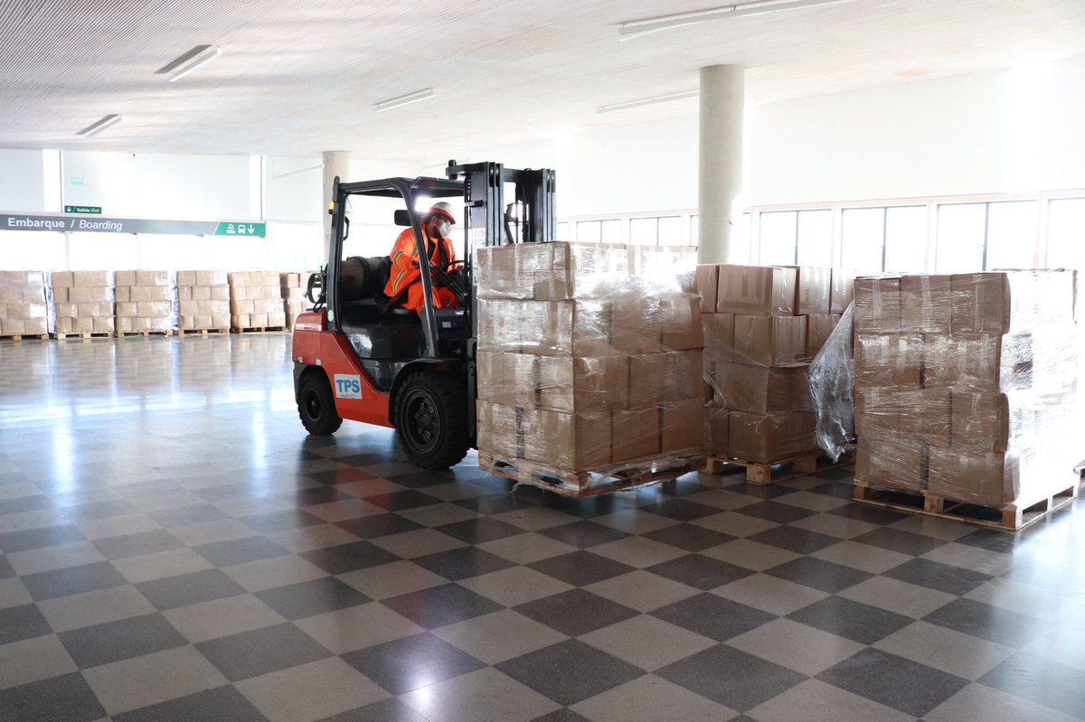 voceriavalpo's tweet photo. 💪🏽📦Continuamos con la recepción y chequeo de las cajas de complementos alimenticios en el centro logístico regional. Agradecemos a l@s voluntari@s por este gran compromiso. #CuidémonosEntreTodos  #AlimentosParaChile https://t.co/iRjhLKKRkq