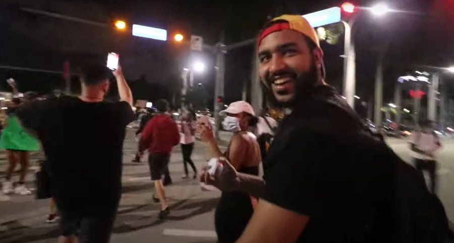 bottiniluis's tweet photo. todos a identificar a este chavista delincuente que esta cometiendo actos vandalicos en MIAMI EEUU para que vaya preso minimo 30 años https://t.co/sLHMGEkZl7