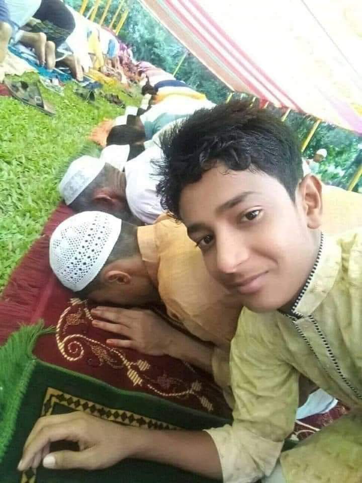 Muhamma47512664's tweet photo. لڑکے نے نمازِ عید کے دوران ،  سیلفی لے کر شاید آفریدی اور عمران خان کو بھی پیچھے چھوڑ دیا 🙄
@irmnz5 
@FB0555 
@786ifb 
@di_nwaz .
@0khiz 
@G1rfan 
@M1_343 
@Aqiisb https://t.co/lKJgmFa6hl