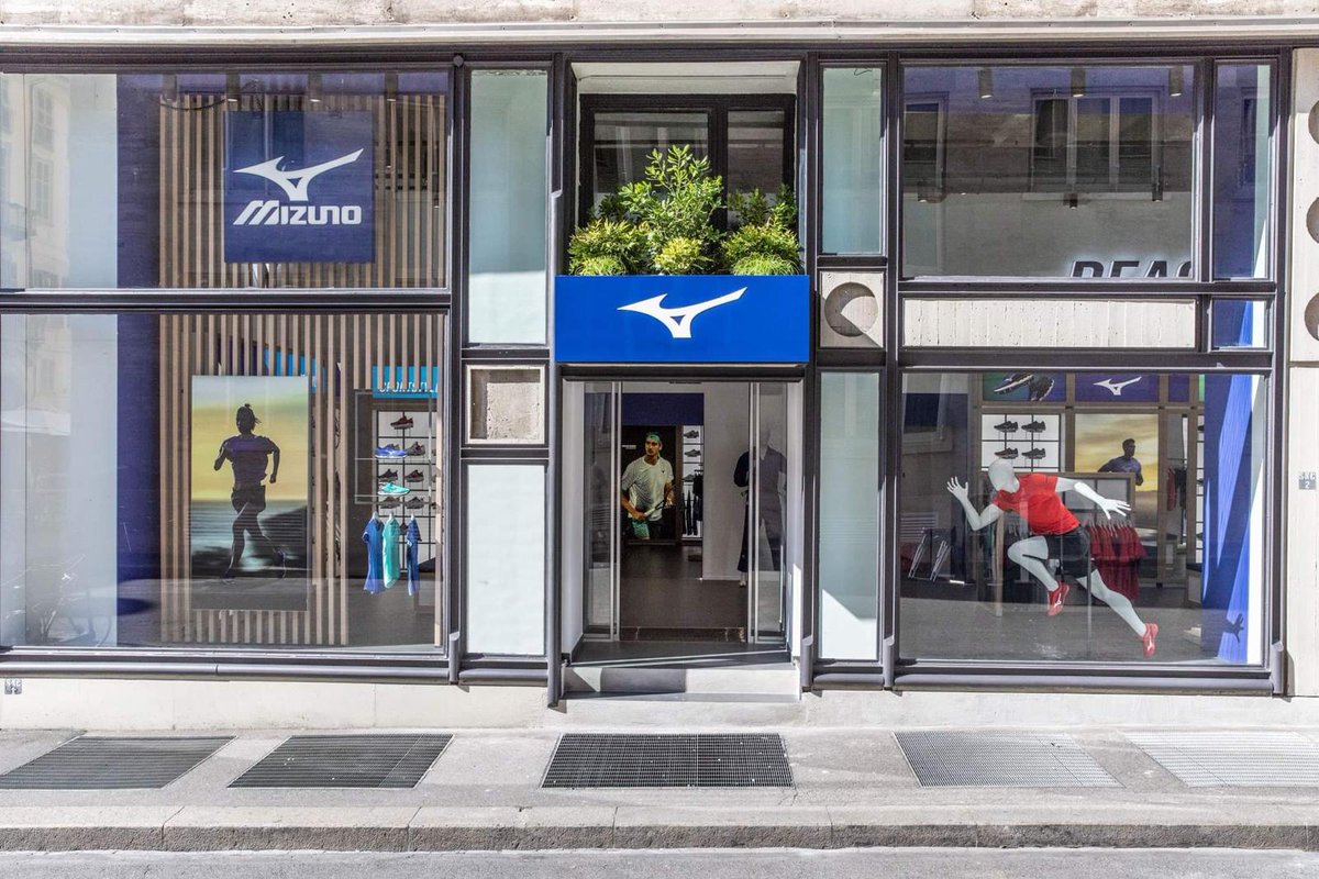 mizunoiberia's tweet photo. Mizuno ha inaugurado su primera Flagship Store europea en Turín. Más de 200 metros cuadrados de superficie expositiva en los que los amantes del deporte pueden encontrar espacios dedicados al running, trail, voleibol, fútbol, tenis, judo y golf.
#MizunoStore #Mizuno #ReachBeyond https://t.co/0WKzskPIul