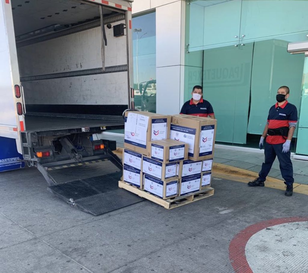 jaimegn_jaime's tweet photo. Primer entrega de varias al Hospital 450 de Durango  Kits para enfermeras médicos y camilleros  Donativo de Grupo Minero Bacis y Fundación BBVA por un millón de pesos. Todos debemos cooperar https://t.co/JTlCsMTRJ8