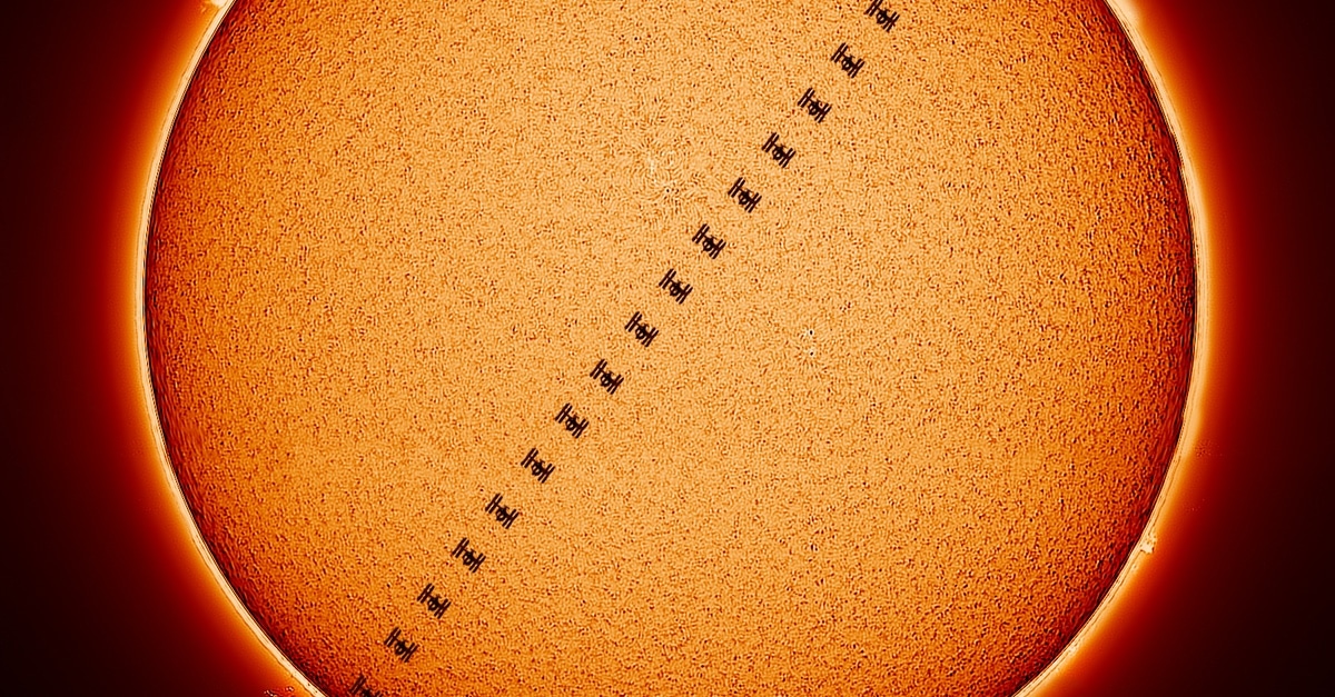 Photographer Captures ISS Transiting the Sun During First Solar Photoshoot dlvr.it/RXjrBD