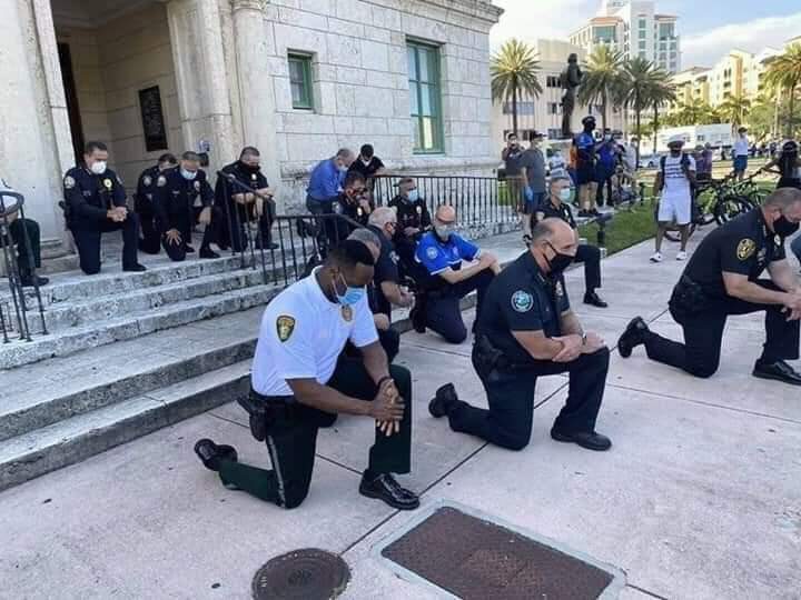 SamuelOmogor's tweet photo. When protesters came to attack d Miami Police over d murder of George Floyd, a Black American by a white Minnesota Police officer, d Miami cops all went on their knees to ask for forgiveness while crying, d rioters joined them, something which melted so many hearts. ❤ https://t.co/GkgYUR7JyT