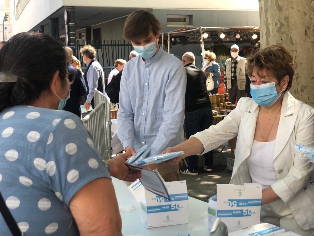 mcsaradjian's tweet photo. Super équipe au marché des Victoires pour la distribution des masques aux Habitants. https://t.co/IYwIowjCYR