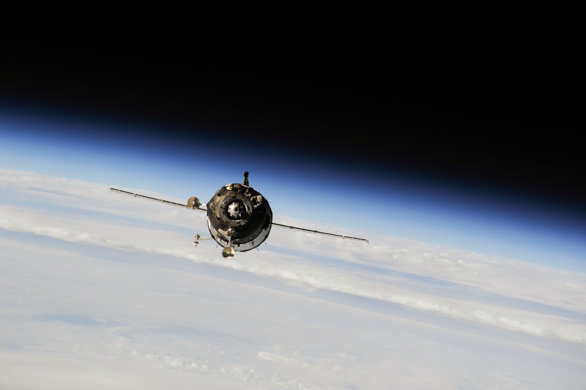 asalmendez's tweet photo. Hoy la nave #SpaceDragon de la empresa #SpaceX se ha acoplado automáticamente con éxito a la ISS, pero este tipo de acoplamiento no es nuevo. 

SpaceX aposto por la tecnología de automatización usada desde los años 70s por la #URSS; actualmente las naves #Soyus de #Rusia la usan. https://t.co/W64jgDkEVJ