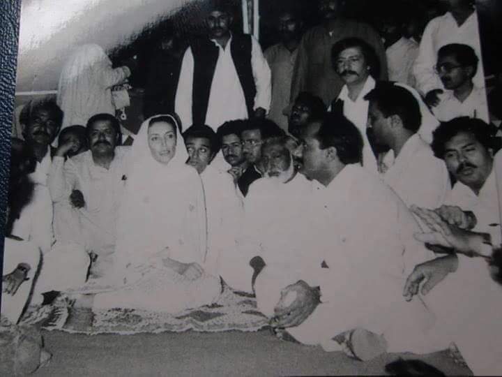 Sartajwassan4's tweet photo. محترم شھيد بينظير ڀٽو,سيد عبدالقادر شاھ جيلاني, ڳوٺ نواب وساڻ۾ ايم آرڊي تحريڪ جي شھيد غلام مرتضي وساڻ جي تعزيت ڪرڻ وقت,تصوير۾,منظور حسين وساڻ, سيد پرويز شاھ,سيد علي تقي شاھ جيلاني, نذرمحمد ڳاھو به نذر اچي رھيا آھن,1983..84..جي ياگار تصوير آھي. @BBhuttoZardari @SoomroJameel https://t.co/zKj8WEAJmA