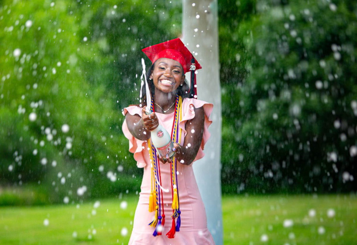 I make this cap and gown look good :) #SeniorSunday #seniors2020