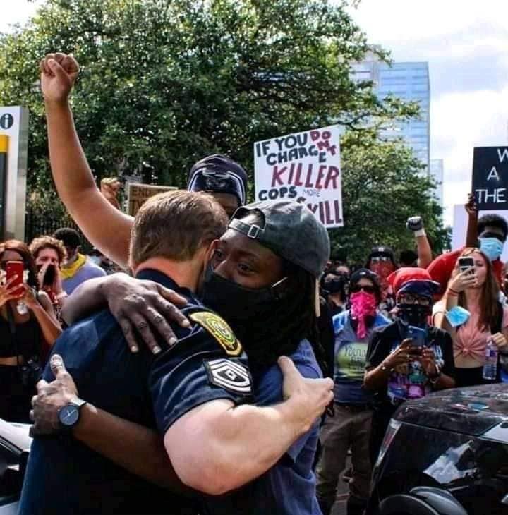 Isidora______'s tweet image. Policía de #Miami se pone de rodillas antes los manifestantes por la muerte de #GeorgeFloyd y el #racismo reconoce que hay problemas y hacen un llamado a un cambio estructural.