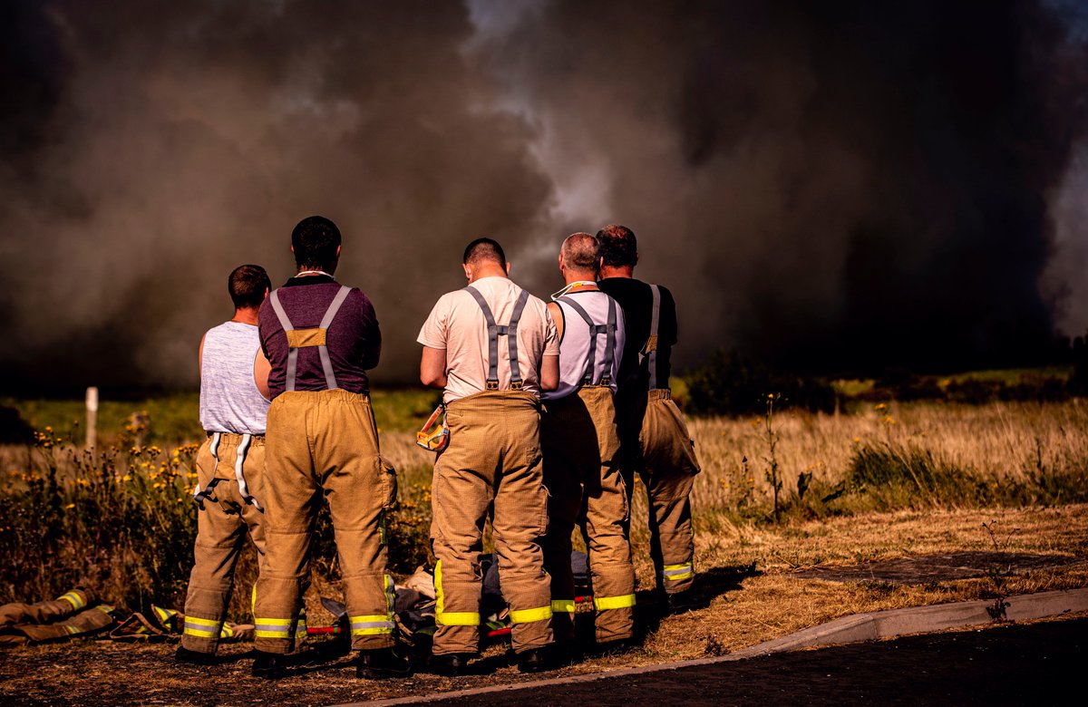 Kscott_94's tweet photo. An amazing job tonight by @NIFRSOFFICIAL as they continue to battle the blaze on the outskirts of the Docks in Belfast. View our updating @beltel images on the ground as they battle the blaze here 👉
https://t.co/x5u3sAX1as https://t.co/jXMdUqOMpX