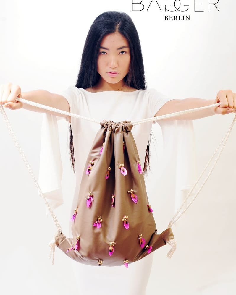 YDLFashNet's tweet image. Meet Saskia Voortmann, the heart of BAGGER - Your personalized high class BAG from Germany.

ift.tt/2TVgBYq

#YDLFN #BAGGER #FashionDesigner #FashionInspiration #StreetWear #Menswar #Casual #Accessories #SustainableFashion #Bags instagr.am/p/CA3I0inJwg7/