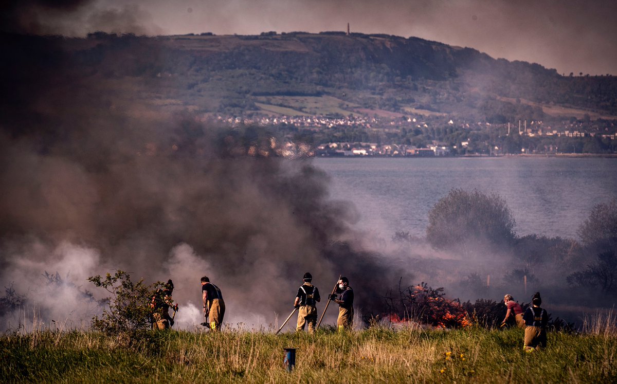 Kscott_94's tweet photo. An amazing job tonight by @NIFRSOFFICIAL as they continue to battle the blaze on the outskirts of the Docks in Belfast. View our updating @beltel images on the ground as they battle the blaze here 👉
https://t.co/x5u3sAX1as https://t.co/jXMdUqOMpX