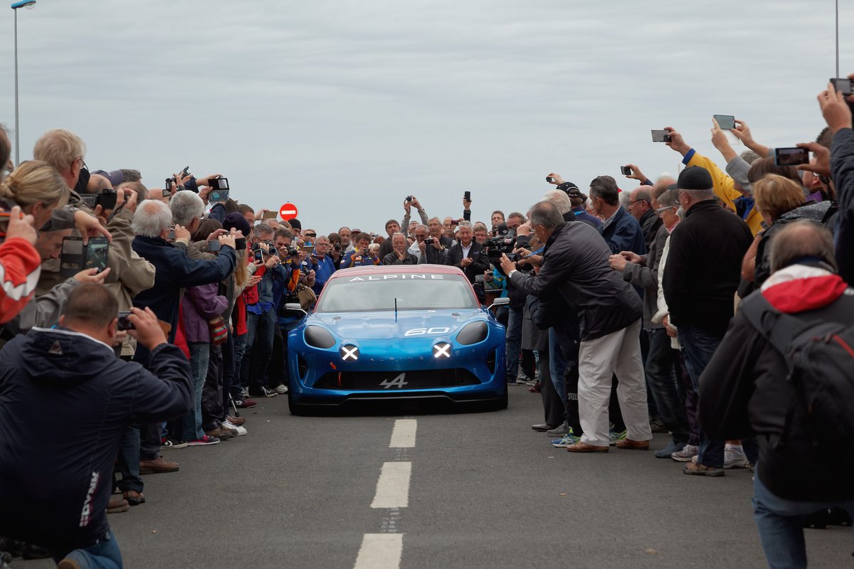 Limondin1's tweet photo. On nous dit qu'il faudrait vendre davantage d'A110 pour rentabiliser l'usine de Dieppe. Et si on utilisait le formidable réservoir de passion que sont les 150 clubs Alpine répartis dans le monde ? On y trouverait des ambassadeurs ravis d'aller démarcher de futurs clients !!! 😉 https://t.co/Sonygdq7zo