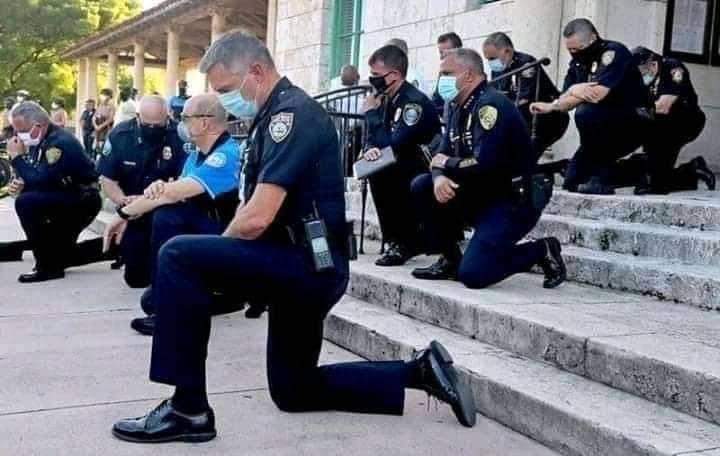 justmekhaled_'s tweet photo. THIS IS HOW ITS MEANT TO BE.
This is how Miami police met crowds protesting the death of George Floyd and the scourge of racism in America today. This is class 🥰 Hats off to the officers in Miami 🙌 #BlackLivesMatter https://t.co/DpuwyLHc2P