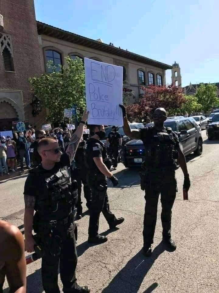 justmekhaled_'s tweet photo. THIS IS HOW ITS MEANT TO BE.
This is how Miami police met crowds protesting the death of George Floyd and the scourge of racism in America today. This is class 🥰 Hats off to the officers in Miami 🙌 #BlackLivesMatter https://t.co/DpuwyLHc2P