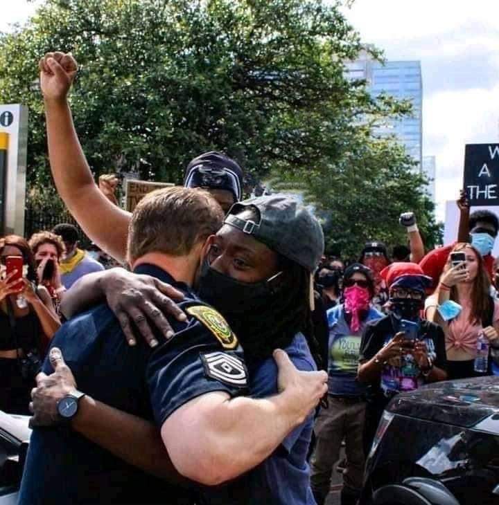 justmekhaled_'s tweet photo. THIS IS HOW ITS MEANT TO BE.
This is how Miami police met crowds protesting the death of George Floyd and the scourge of racism in America today. This is class 🥰 Hats off to the officers in Miami 🙌 #BlackLivesMatter https://t.co/DpuwyLHc2P
