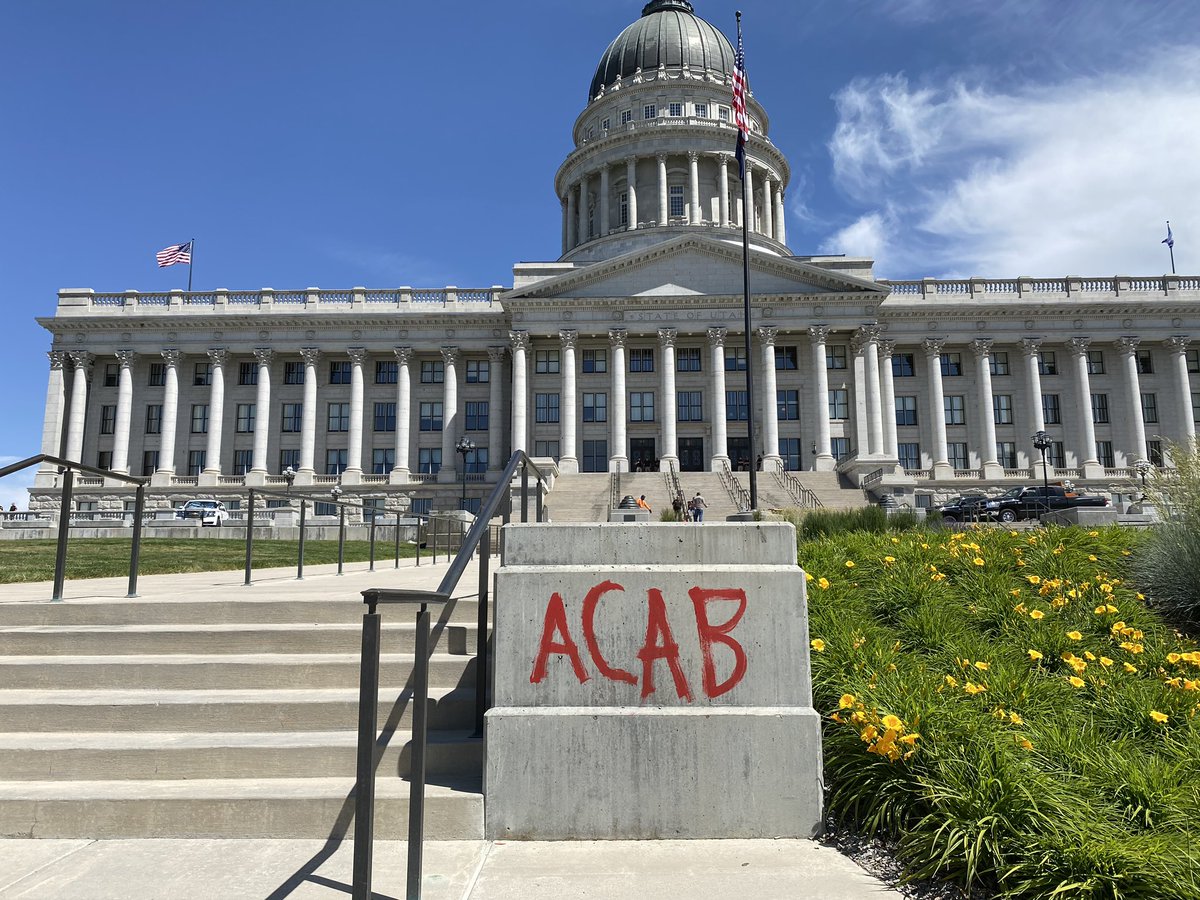 GenZ_UtahJazz's tweet photo. So sad to see what happened in Salt Lake and across the country yesterday. However, I love seeing the resilience of people as they work to clean up after an ugly May 30, 2020 in SLC. #globeslcc #slccsmc Congrats to @GlobeSLCC and all local media outlets in your coverage yesterday https://t.co/X5eDHLEDpB