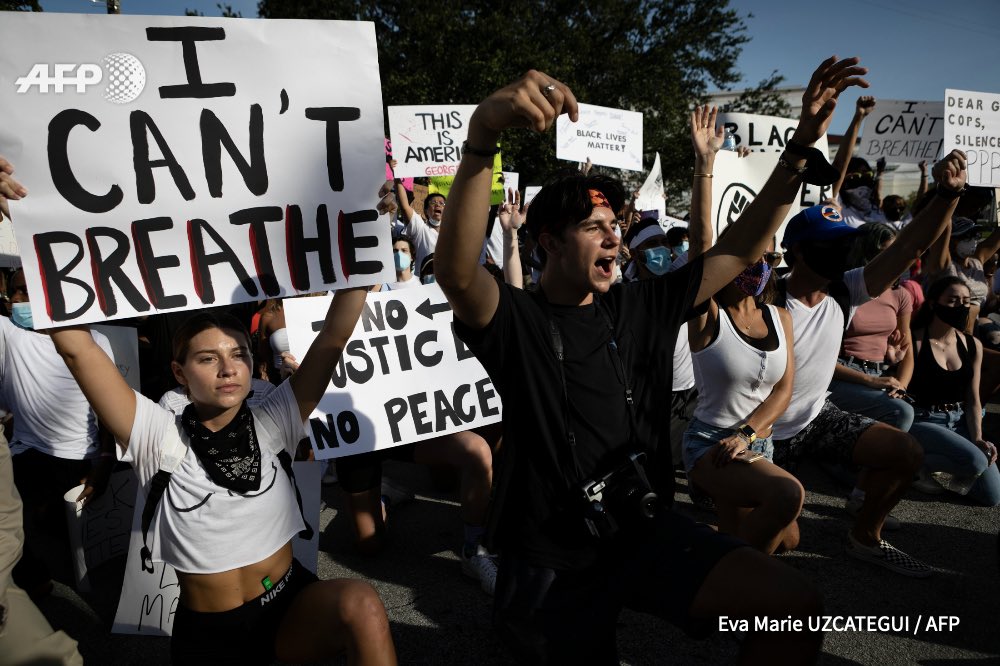 evamarieu's tweet photo. Protestors hold a rally in Coral Gables, Florida on May 30, 2020 in response to the recent death of George Floyd. Eva Marie UZCATEGUI / AFP
#AFPPhotos #BlackLivesMatter #Miami #Florida #PoliceBrutality #GeorgeFloyd #Rally #Photojournalism #WomenPhotographs #WomanInPhotography https://t.co/WKdSOcgJwm