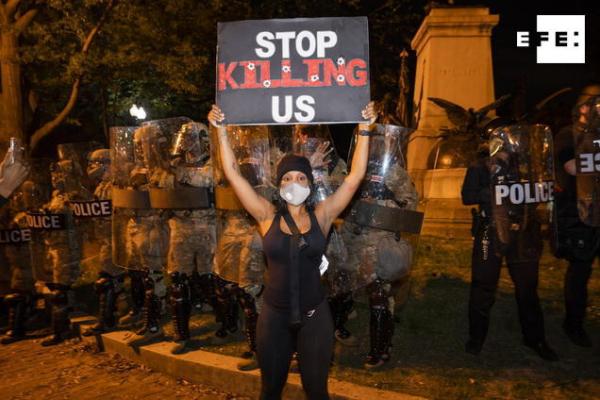 EFEnoticias's tweet photo. Las autoridades han decretado el toque de queda nocturno en un total de 25 ciudades de 16 estados de EE.UU., entre ellas Mineápolis, epicentro de las protestas raciales y de los disturbios, provocadas por la muerte del afroamericano George Floyd 

https://t.co/rT6hhcxEmw https://t.co/l1LNuX8yfW