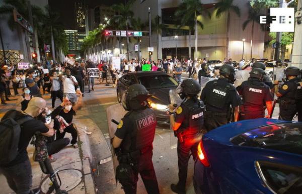 EFEnoticias's tweet photo. Las autoridades han decretado el toque de queda nocturno en un total de 25 ciudades de 16 estados de EE.UU., entre ellas Mineápolis, epicentro de las protestas raciales y de los disturbios, provocadas por la muerte del afroamericano George Floyd 

https://t.co/rT6hhcxEmw https://t.co/l1LNuX8yfW