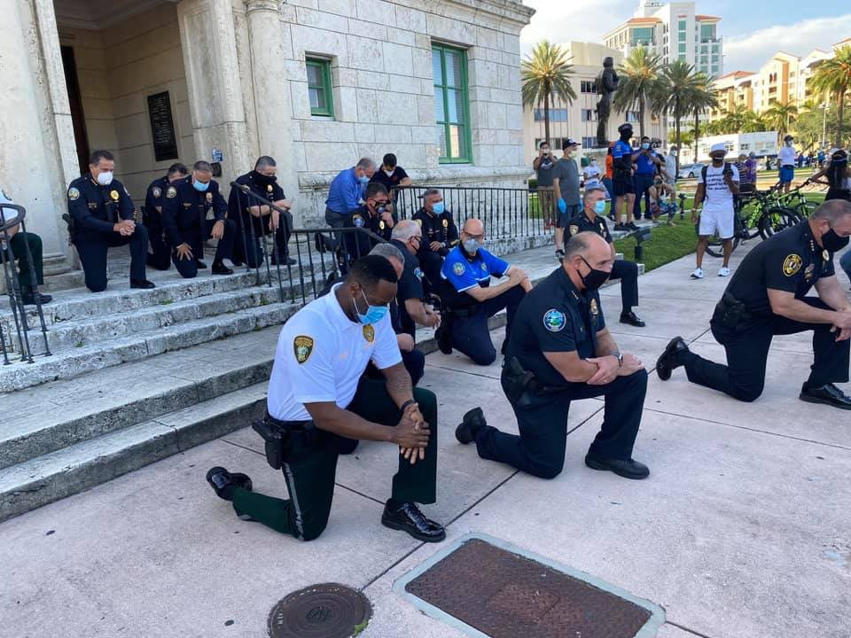 terrazas_sally's tweet photo. La policía de Miami superó a todos los policías del mundo. Cuando los manifestantes vinieron ardiendo de enojo todos se pusieron de rodillas. La multitud comenzó a llorar y se unió a ellos. La oración de perdón derritió muchos corazones. 🙏@MARTAGU35174352 https://t.co/iBwGaGftKS